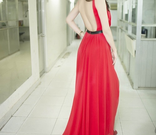 Siêu mẫu Kim Dung khoe lưng ong nuột nà ở hậu trường